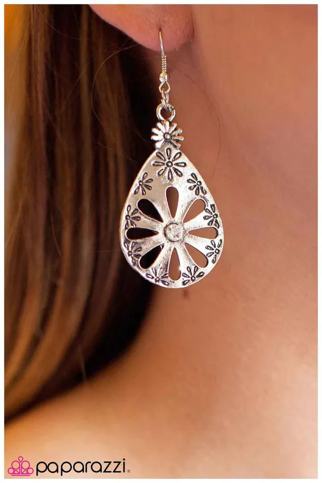 Paparazzi Jewelry Paparazzi Earring Daisy Chain White Earrings