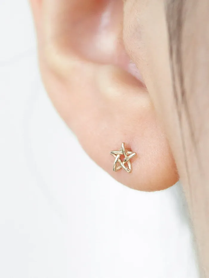 MinimalBijoux Earrings 14K Gold Star Point Cartilage Earring 18G16G