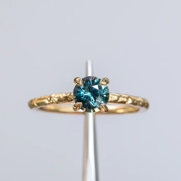 PreStyled Sets Ran 113ct Round Tanzanian ColorShifting Sapphire Evergreen Carved Solitaire in 18k Yellow Gold