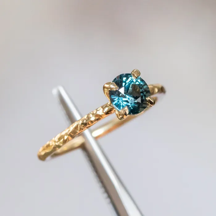 PreStyled Sets Ran 113ct Round Tanzanian ColorShifting Sapphire Evergreen Carved Solitaire in 18k Yellow Gold