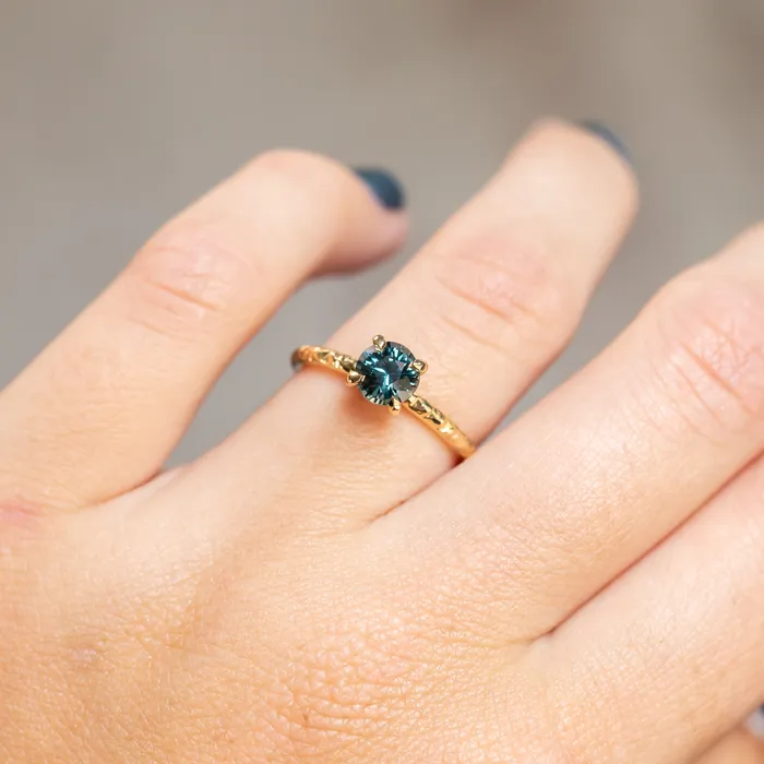 PreStyled Sets Ran 113ct Round Tanzanian ColorShifting Sapphire Evergreen Carved Solitaire in 18k Yellow Gold
