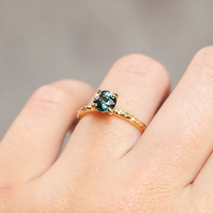 PreStyled Sets Ran 113ct Round Tanzanian ColorShifting Sapphire Evergreen Carved Solitaire in 18k Yellow Gold