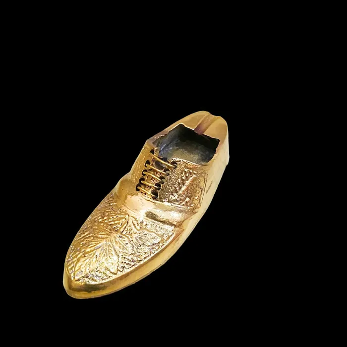 Earrings Dropshipped via Social Commerce Network Asha Enchant Decor Brass Cigrette Smoking Ashtrays Modern Tabletop Gold Color Carved Embossed Shoe Design Ash Trays For Home Office