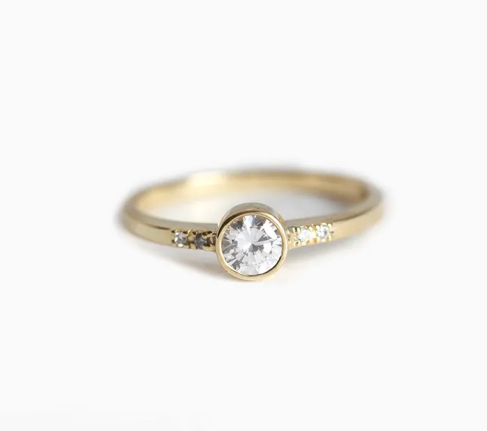 Rings capucinne Uman Round Diamond Engagement Ring