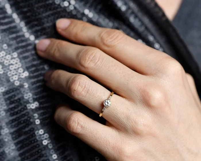 Rings capucinne Uman Round Diamond Engagement Ring