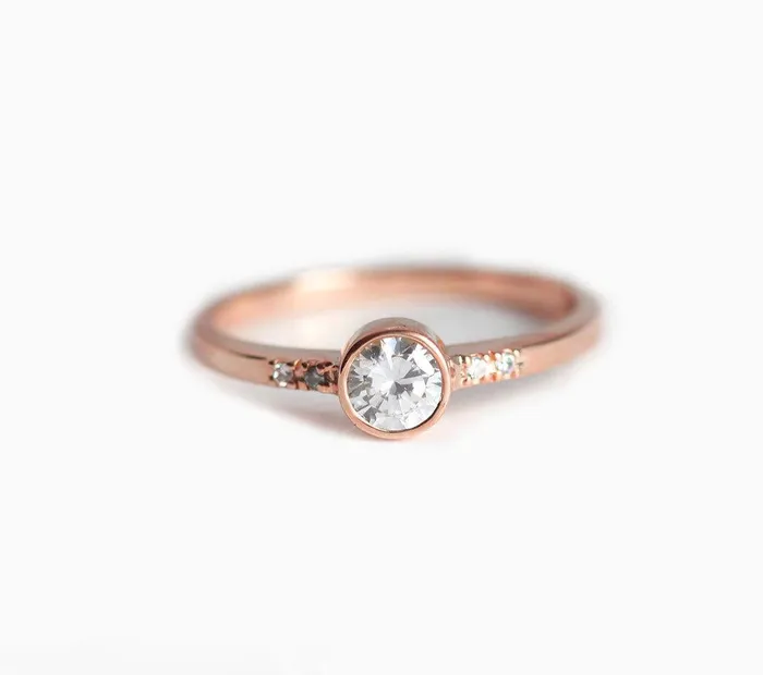 Rings capucinne Uman Round Diamond Engagement Ring