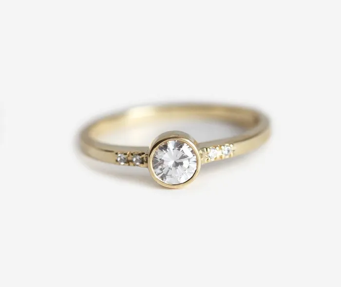 Rings capucinne Uman Round Diamond Engagement Ring